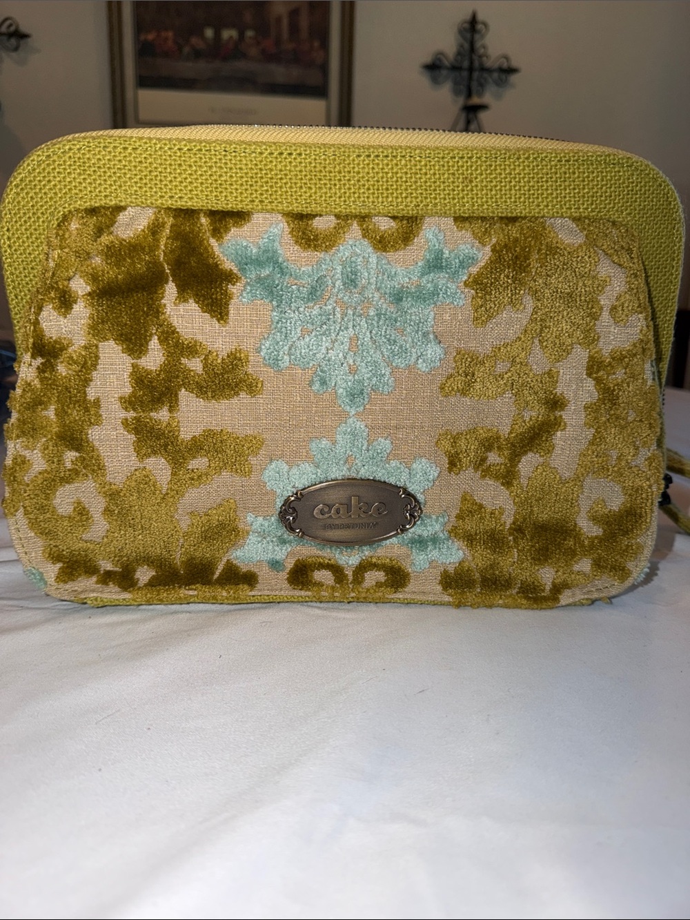 Rare cake Petunia Pickle bottom clutch like new !